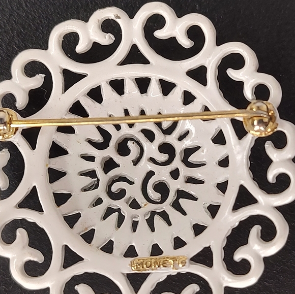 Vintage Monet Signed White Enamel Round Pin - Picture 5 of 7